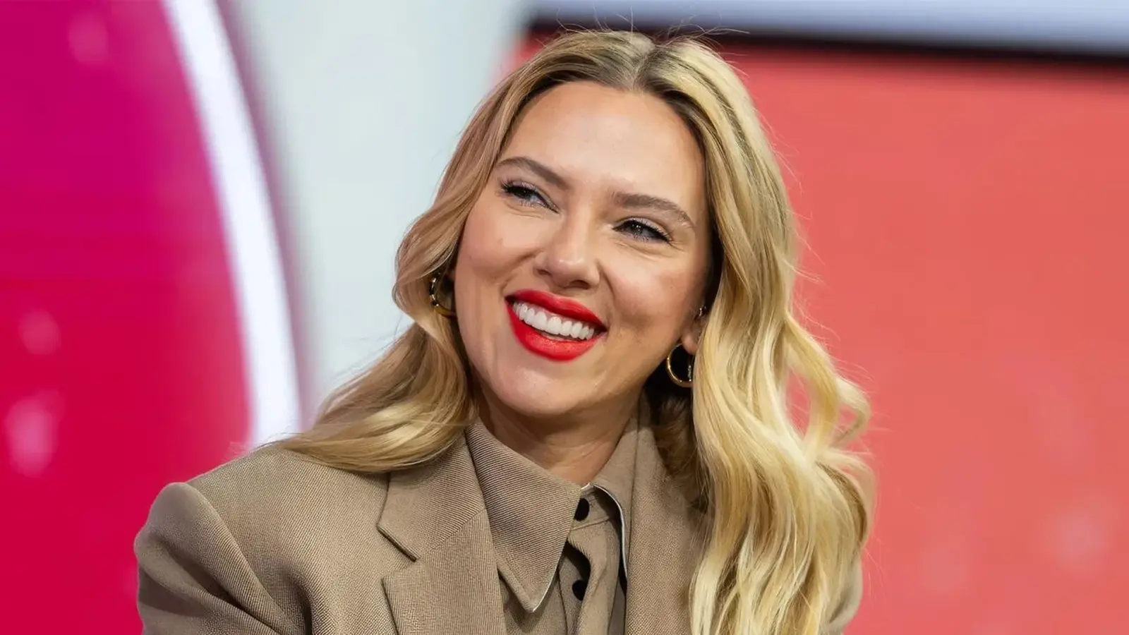Scarlett Johansson ragina įtraukti Jonathaną Bailey į MCU