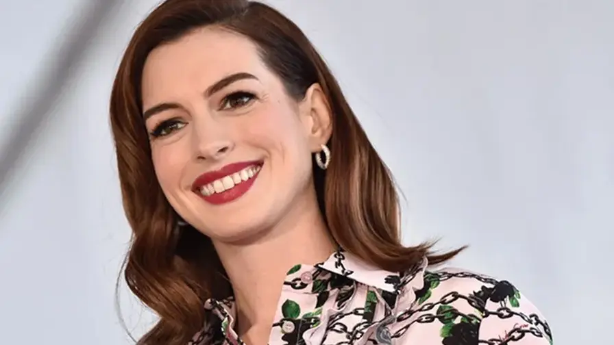 Anne Hathaway nori vaidinti Jurassic World su Johansson