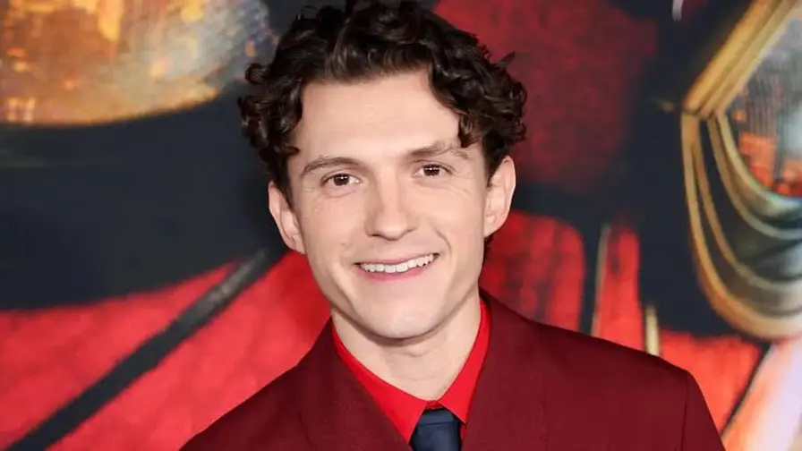 Ar Tom Hollandas nutrauks raudonai-mėlynį kostiumą dabar? Ar Tom Hollandas nutrauks raudonai-mėlynį kostiumą dabar?